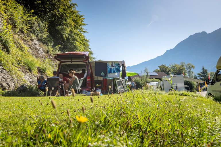 Camping Talacker - Ringgenberg near Interlaken: quiet, unparcelled campsite located on a terrace above Lake Brienz.